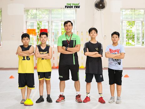 Học bóng rổ kết nối bạn bè xung quanh