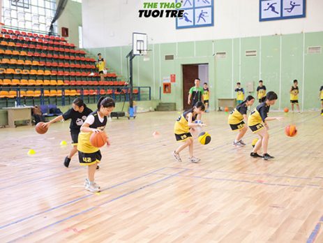 Khuyến khích trẻ em chơi bóng rổ