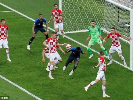 lỗi chạm tay trong bóng đá