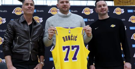 Doncic (giữa) cầm trên tay màu áo mới của đội Lakers (Ảnh: ESPN).