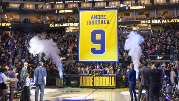 Chiếc áo số 9 được treo lên để vinh danh sự đóng góp của Andre Iguodala