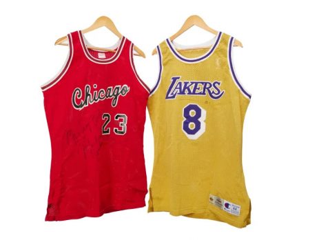 Hình ảnh hai chiếc áo đấu sẽ được đưa ra đấu giá