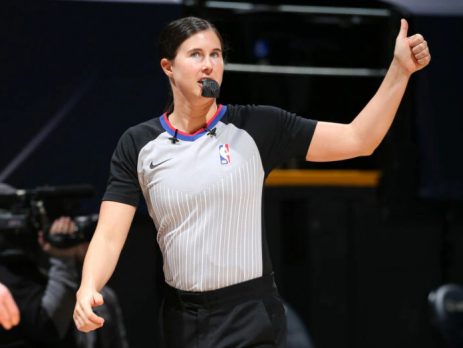 Trọng tài Natalie Sago khiến mạch thi đấu liên tục ngắt quãng